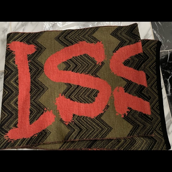 MISSONI WRITTEN IN ORANGE ACROSS A SIGNATURE CHEVON SCARF - Picture 10 of 16